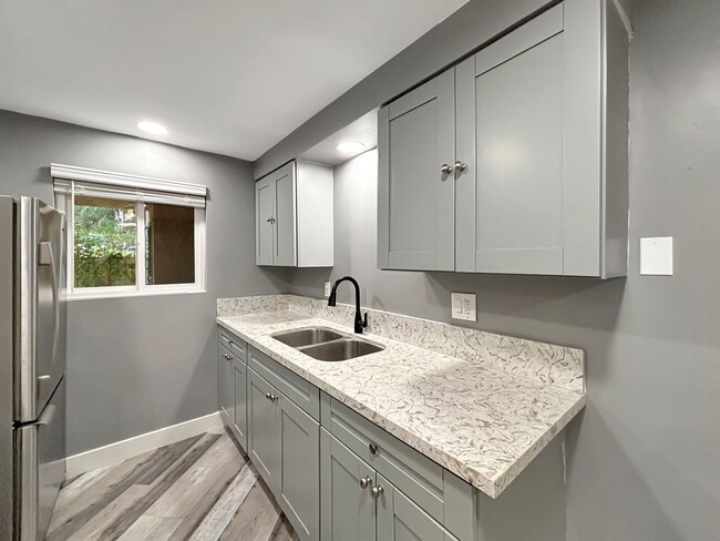 Building Photo - Charming 1BD/1BA Condo in Lakeside W/ Rese...