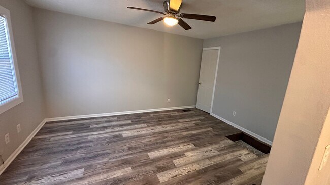 Building Photo - $550 - 1 bed 1 bath Duplex