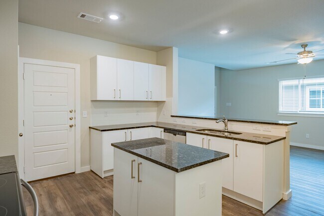 Building Photo - AVAILABLE NOW! GORGEOUS 4 BEDROOM DUPLEX L...