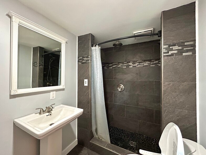 Master Ensuite Bath - 727 Emerald Ave NE