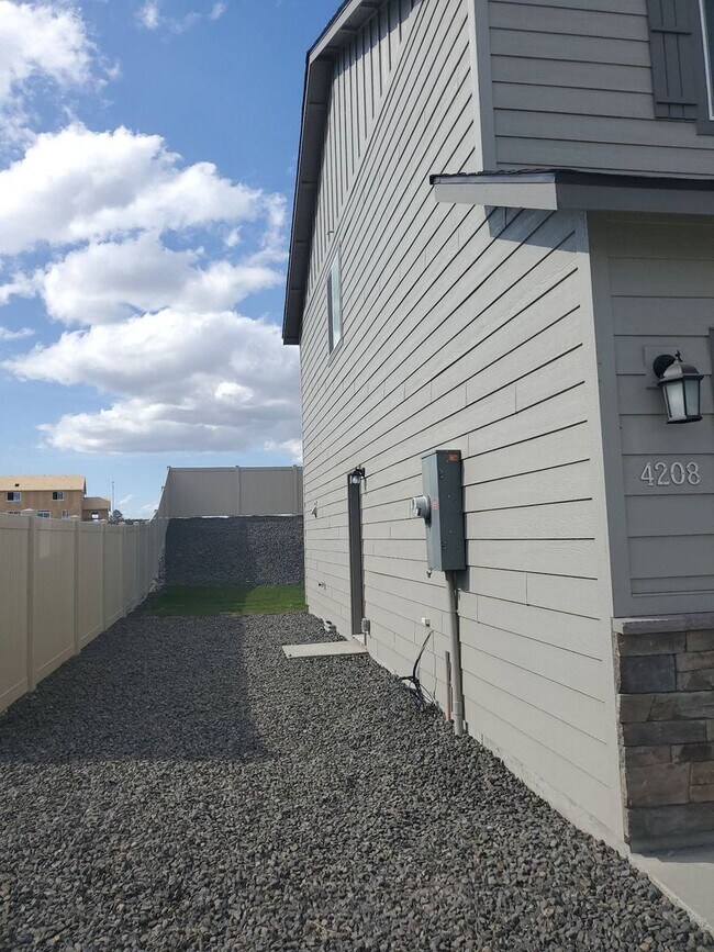 Building Photo - 4 bed 2.5 bath home in Mae Valley area of Moses Lake
