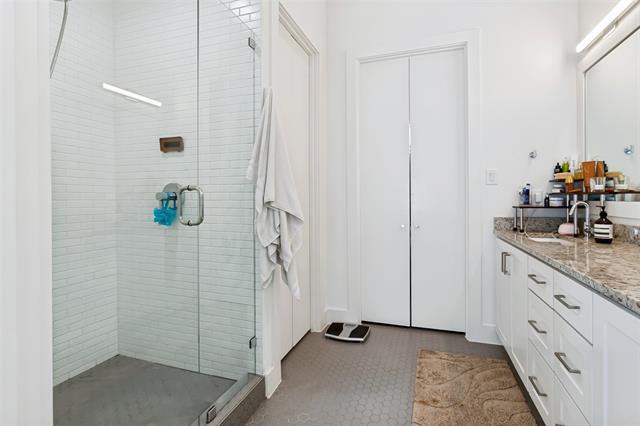 Building Photo - 2319 Kirby St