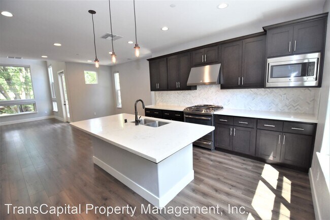 Building Photo - 3 br, 3.5 bath House - 401 10th Street