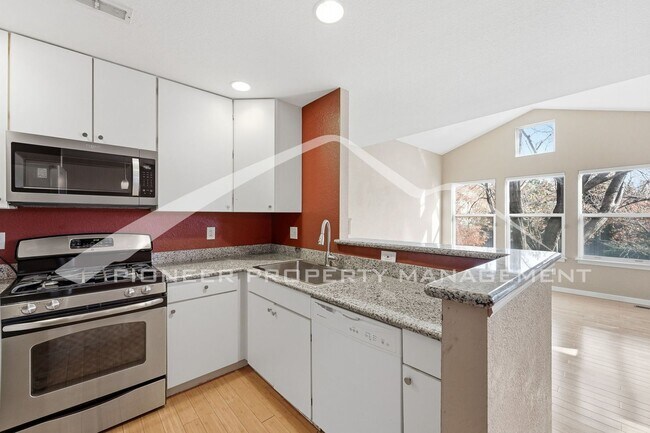 Building Photo - Spacious Townhouse with Central AC and Was...