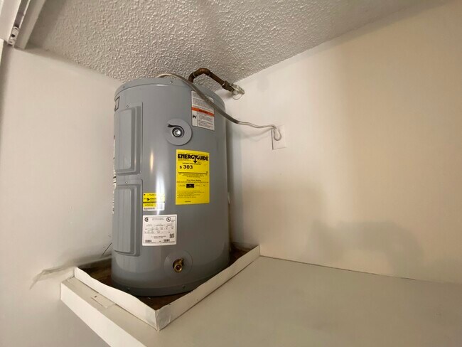 Building Photo - 1104 NE 3rd Ave