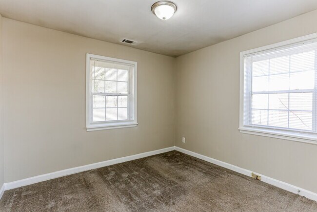 Building Photo - 5299 Sharon St