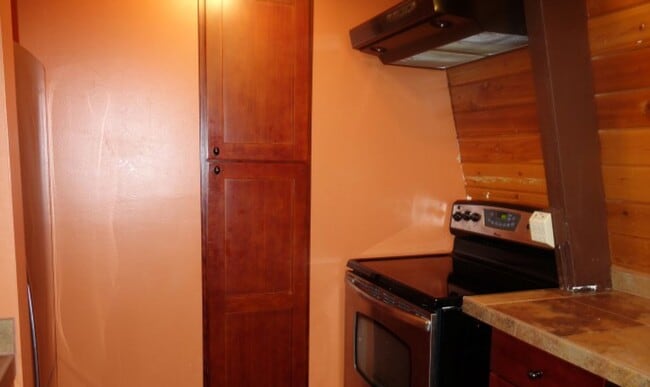 Building Photo - 2 Story 2 Bedroom 1 3/4 Bath Chalet Style on the Golf Course