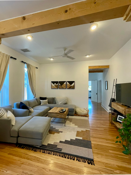 Building Photo - 308 Arno St NE