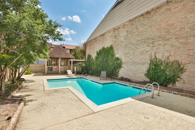 Building Photo - For Lease-Housing Vouchers Accepted | 2 Bed, 2 Bath | 925 Sq Ft | Lakecrest Community |