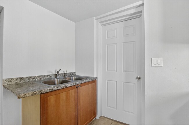 Building Photo - 1410 S 24th Ave