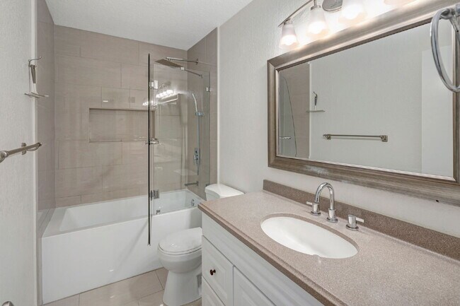 Building Photo - Stunning Bay Ho Townhome with Resort-Style...