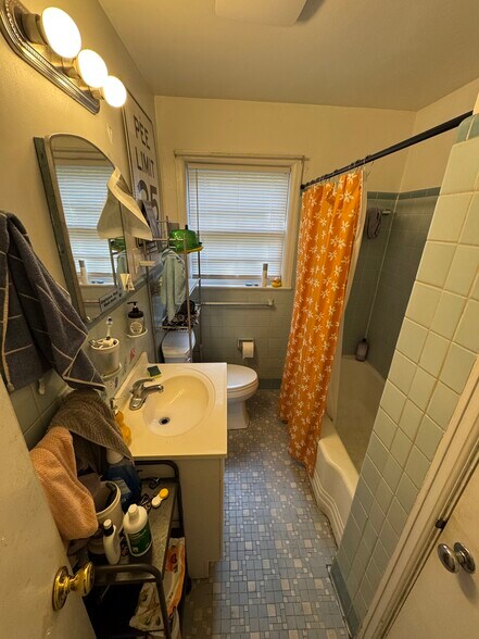 bathroom 2 - 1536 NW 7th Ave
