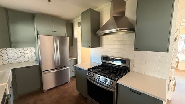 Building Photo - Mountain Views and Huge Yard