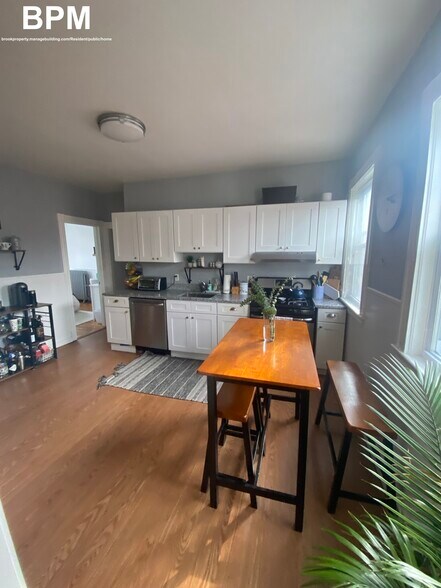 Building Photo - 28 Pond St