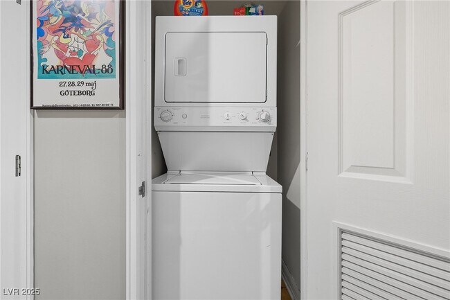 Building Photo - 150 S Las Vegas Blvd