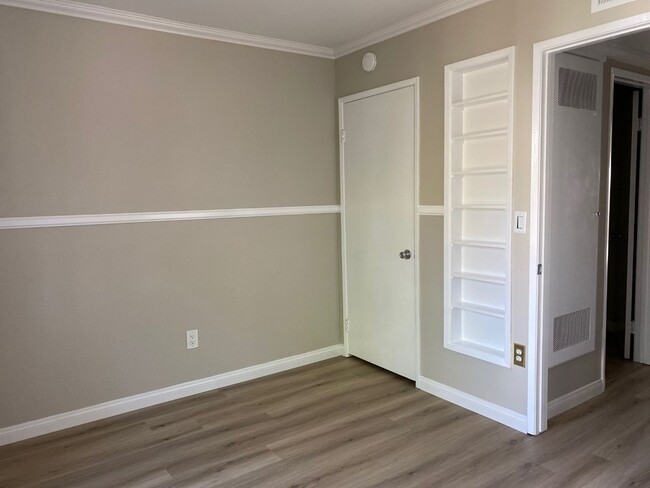 Building Photo - Highly Desirable 2 Bedroom, 1.5 Bath in Ti...