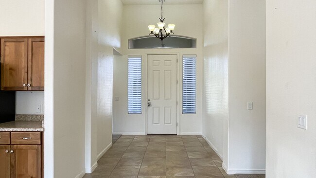 Building Photo - 4 Bedroom Treasure Valley Home Near Crimson High School