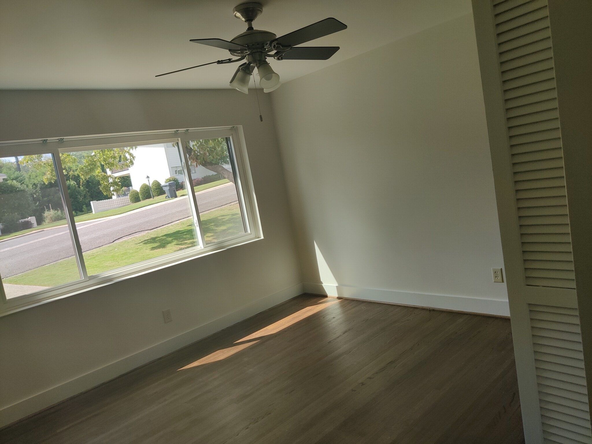 Bedroom - 1875 Montclaire Ln