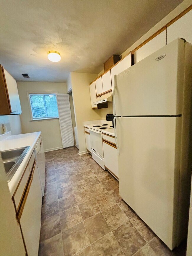 Building Photo - 3 Bedroom 2 Bath Condo