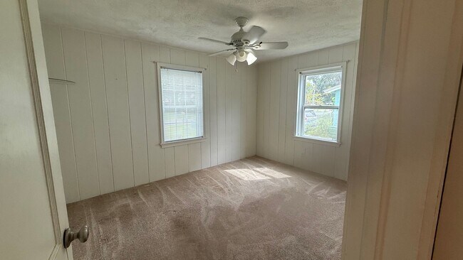 Building Photo - Annual 2 Bedroom + Den / 2 Bath Home – Sar...