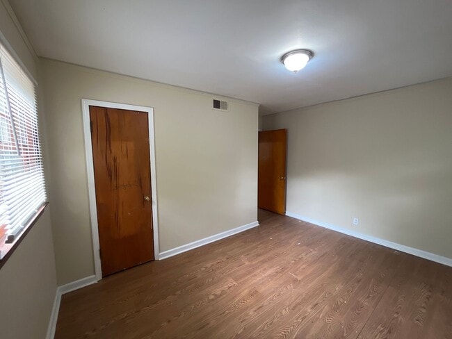 Building Photo - **ON HOLD**3 Bedroom / 1 Bathroom Home for...