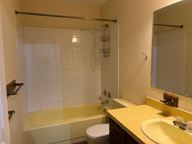Building Photo - 300 Pleasants Dr