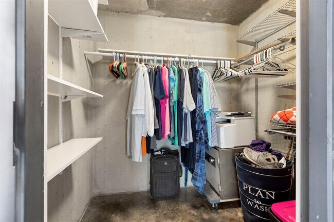 Building Photo - 421 Sweetbough St