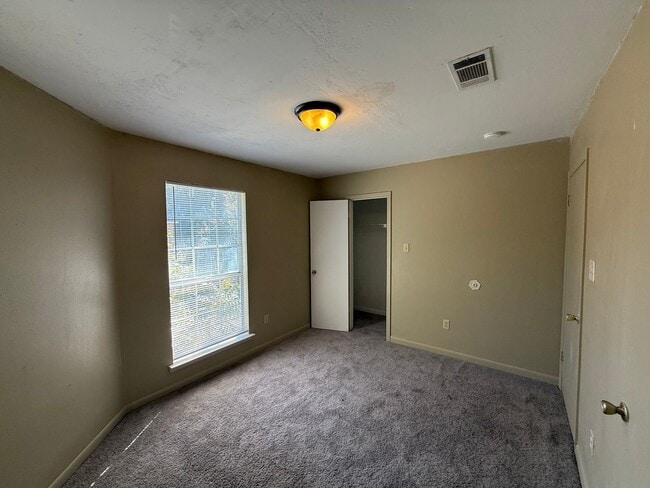 Building Photo - 2BD 1.5BA TOWNHOUSE WITH WATER INCLUDED