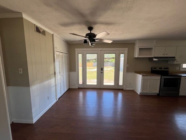 Building Photo - Perfect "Work from Home" Location!