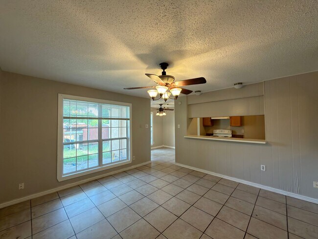 Building Photo - 358 Valley Park Dr