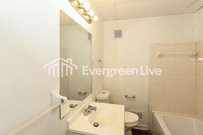 Building Photo - 1717 King Rd