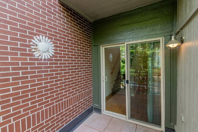 Building Photo - 418 S Reed Ct