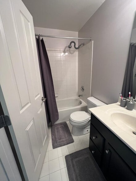 Bathroom 2 - 819 Ramsay St