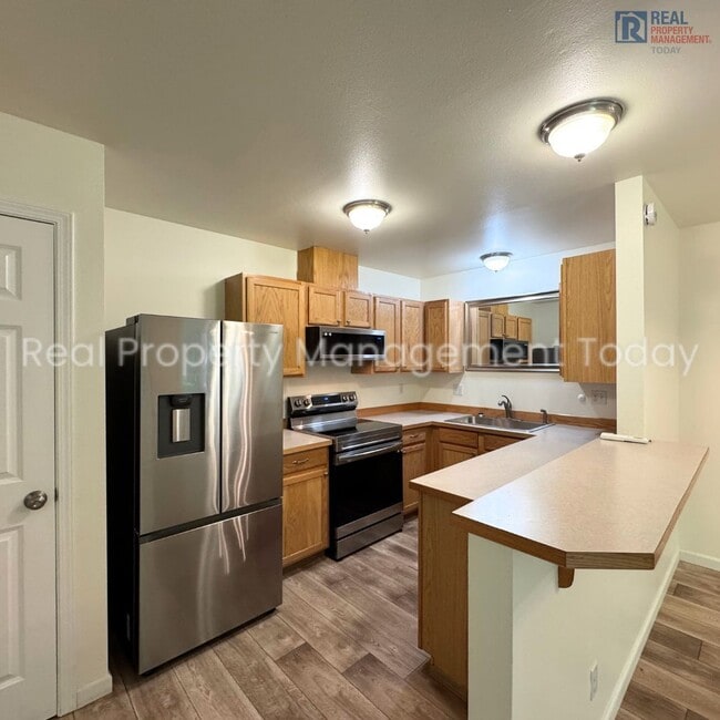 Building Photo - Cozy 2 Bedroom Townhouse + Garage Near Lak...