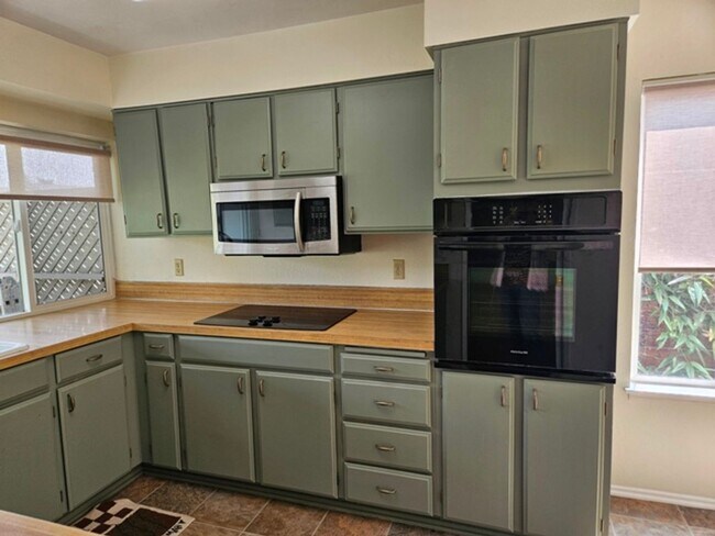 Building Photo - 3056 Twin Oak Pl NW