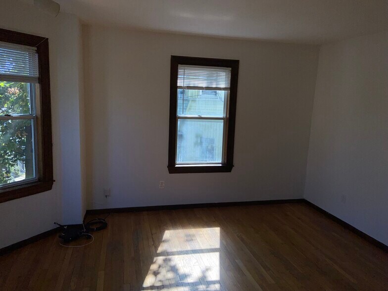 Building Photo - 88 Sheridan St