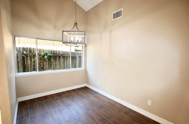 Building Photo - 3015 Quail Valley E Dr
