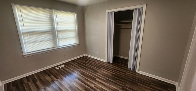 Building Photo - 4 Bedroom / 2 Bath Single Family Home