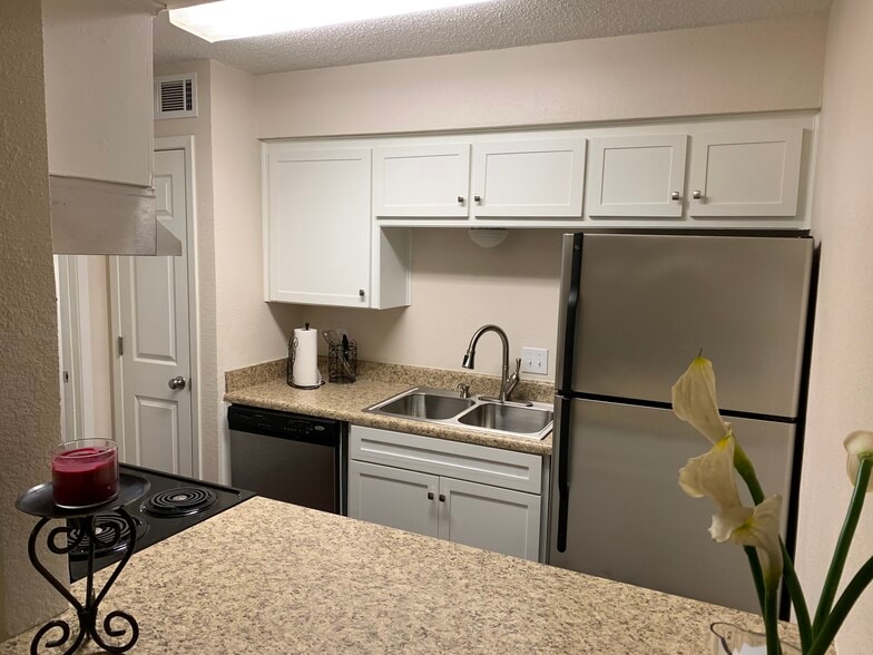 Building Photo - 1200 Tyra Ln