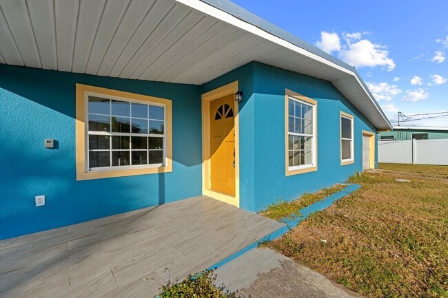 Building Photo - 585 Lindley Terrace