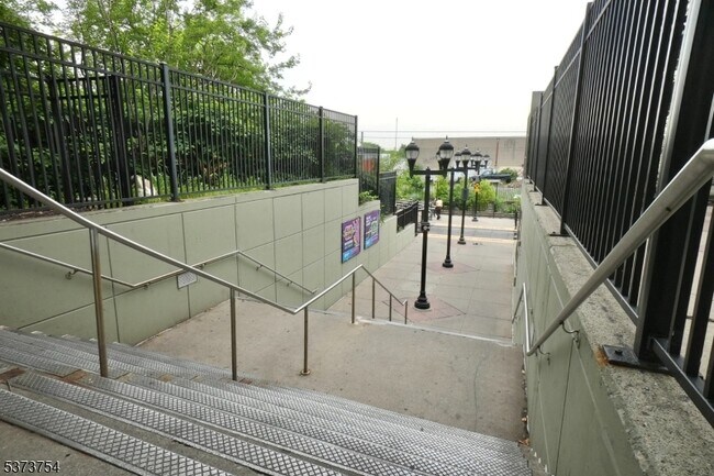 Building Photo - 38 Gates Ave