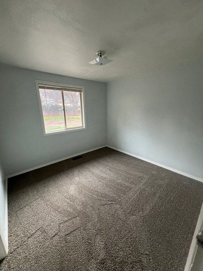 Building Photo - Newly Renovated 4 Bedroom, 2 Bathroom Home - Located in Moyina Heights!