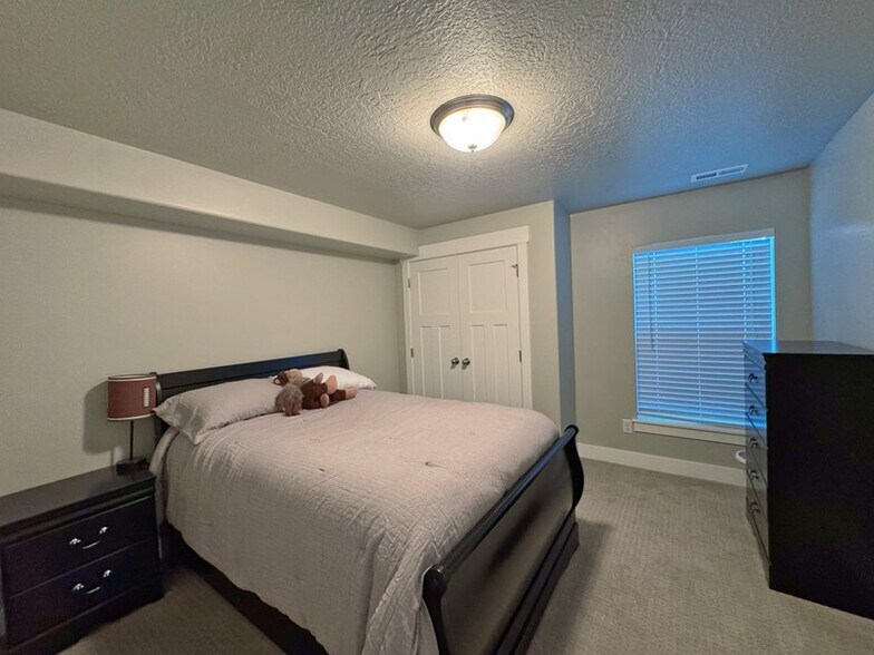 Building Photo - 3687 S Spinnaker Bay Dr
