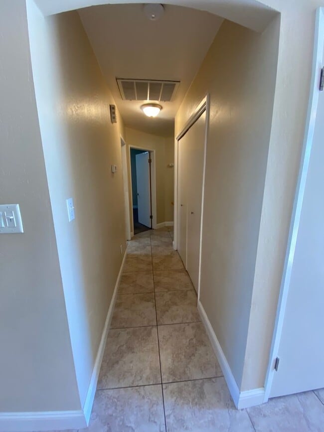 Building Photo - 3+2 NW Hageman & Jewetta Area $2150+ $2150 Deposit