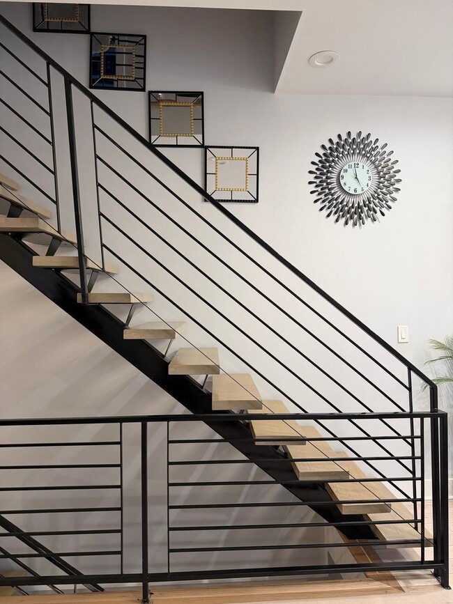 Building Photo - Move-In Ready 4BR Home in the Heart of Port Richmond!