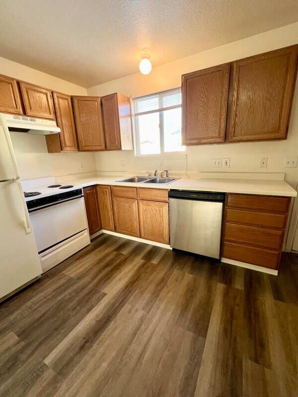 Building Photo - 682 N 400 W