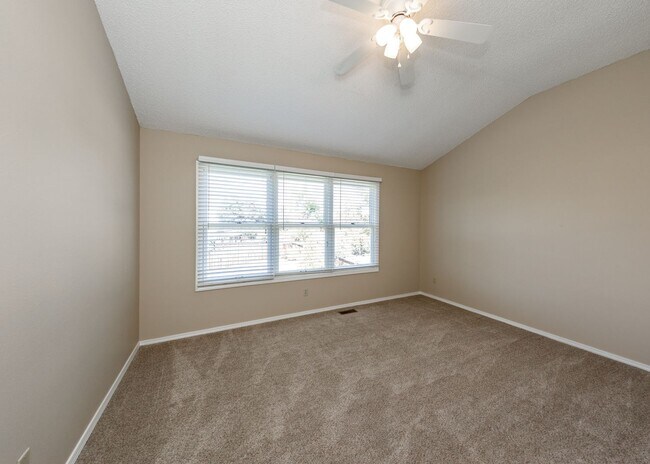 Building Photo - Stunning 5 Bedroom, 3.5 Bath Remodeled Hom...