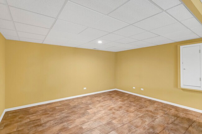 Building Photo - 3N812 John Greenleaf Whittier Pl