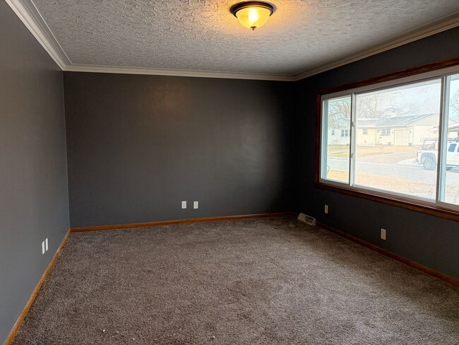 Building Photo - Spacious Home Waiting For You!