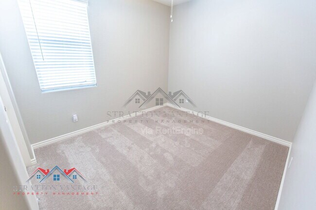 Building Photo - 15243 W Latham St